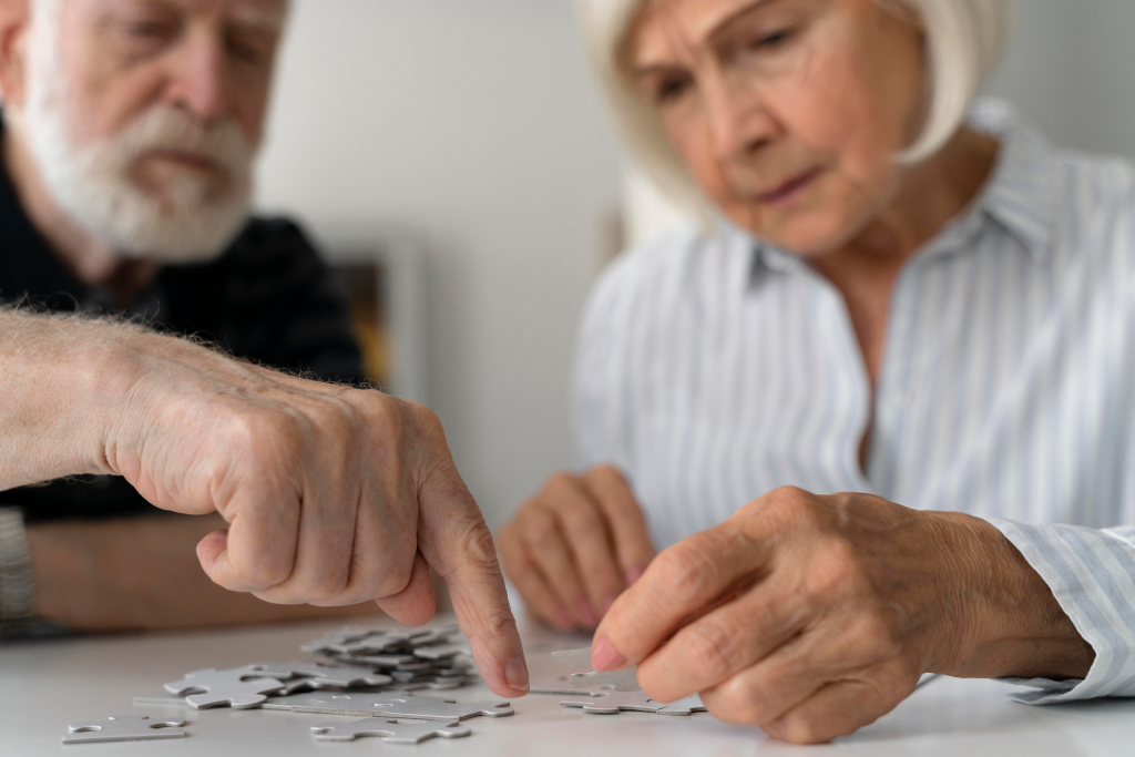 Idosos completando quebra-cabeças, realizando estímulo cognitivo